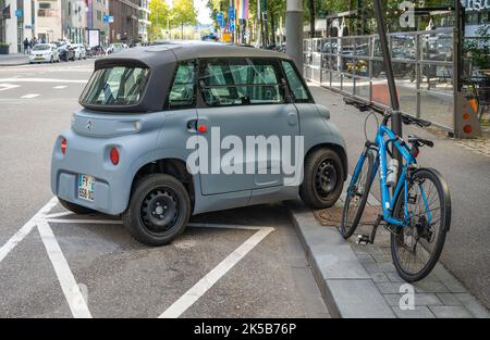 Amsterdam, Niederlande, 06.10.2022, Elektrischer Kleinwagen, der in der Straße geparkt wurde Stockfoto