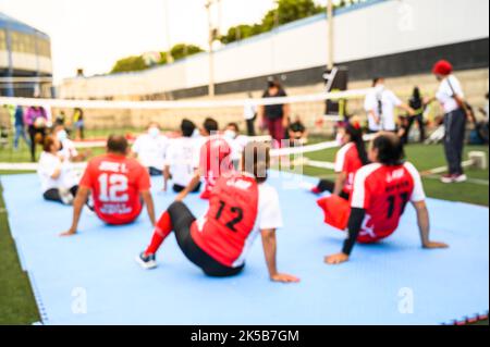 Ein Spiel von sitzenden Volleyball, nicht erkennbare Menschen Stockfoto