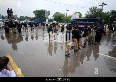 Peshawar, Khyber Pakhtunkhwa, Pakistan. 7. Oktober 2022. Die Lehrer von Khyber Pakhtunkhwa protestieren vor der Peschawar-Versammlung. Der Lehrerverband gab bekannt, dass ab heute 15.000 Grundschulen geschlossen wurden. Bis zum 5. Oktober wurden Gespräche geführt, um die Graduierung und andere Forderungen zu genehmigen. Laut Lehrerverband gab es keine Antwort von der Regierung. Bei der Versammlung wurde ein Aufruf zum Protest erhoben. Der Präsident der Lehrervereinigung Azizullah sagt, dass er ein Sit-in halten wird, bis die Forderungen akzeptiert werden. (Bild: © Hussain Ali/Pacific Press via ZUMA Press Wire) Stockfoto