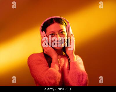 Musik Inspiration Farbe Licht Mädchen in Kopfhörer Stockfoto