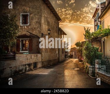 Straße bei Sonnenuntergang irgendwo in Kroatien Stockfoto