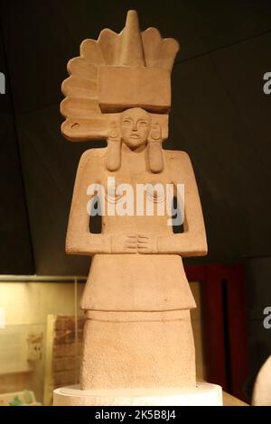 Steinskulptur einer weiblichen Gottheit, Huaxtec, aus dem präkolumbianischen Mesoamerika, jetzt Mexiko, im British Museum, London, Großbritannien Stockfoto