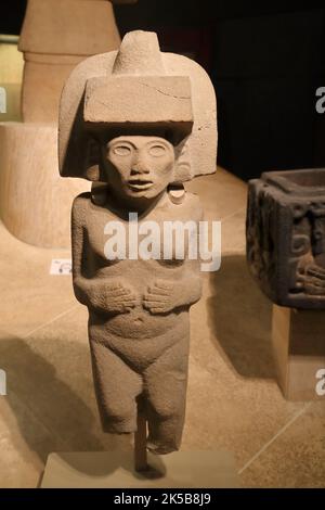 Steinskulptur einer weiblichen Gottheit, Huaxtec, aus dem präkolumbianischen Mesoamerika, jetzt Mexiko, im British Museum, London, Großbritannien Stockfoto