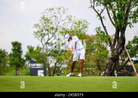 Anirban Lahiri aus Indien schlägt sich bei Loch 9 während der 1. Runde des LIV Golf Invitational Bangkok auf dem Stonehill Golf Course in Bangkok, THAILAND ab Stockfoto