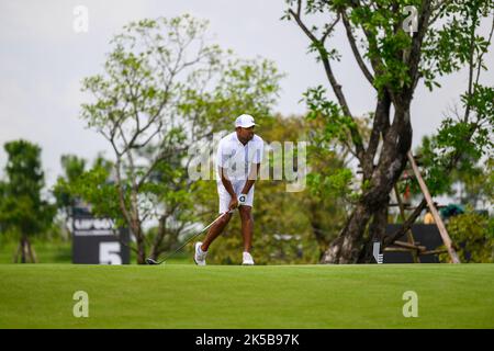 Anirban Lahiri aus Indien schlägt sich bei Loch 9 während der 1. Runde des LIV Golf Invitational Bangkok auf dem Stonehill Golf Course in Bangkok, THAILAND ab Stockfoto