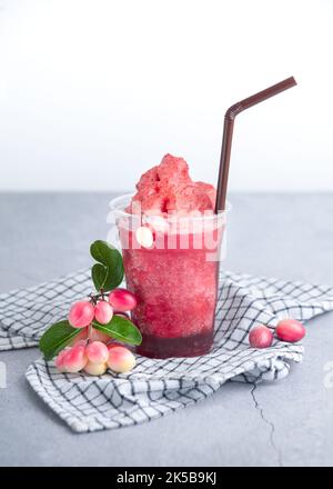 Bengal Currant Saft Smoothie gekühlt bereit zu trinken Stockfoto