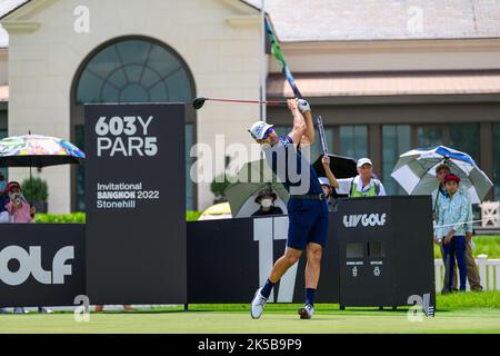 Cameron Tringale aus den USA schlägt bei Loch 17 während der 1. Runde des LIV Golf Invitational Bangkok auf dem Stonehill Golf Course in Bangkok, THAILAND, ab Stockfoto