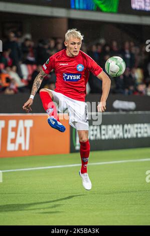 Silkeborg, Dänemark. 06. Oktober 2022. Oliver Sonne (5) von Silkeborg, WENN er während des UEFA Europa Conference League-Spiels zwischen Silkeborg IF und FCSB im JYSK Park in Silkeborg gesehen wurde. (Foto: Gonzales Photo/Alamy Live News Stockfoto