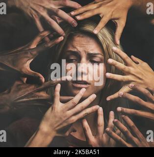 Viele Hände, Gesicht und Missbrauch mit einer Frau Opfer Angst fühlen, allein oder weinen im Studio auf einem dunklen Hintergrund. Traurig, Schmerz und Gewalt mit Angst Stockfoto