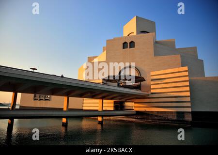 Museum für islamische Kunst, gilt als bedeutenstes Museum für islamische Kunst in Arabien, Wahrzeichen der Stadt Doha, Katar, Katar Stockfoto