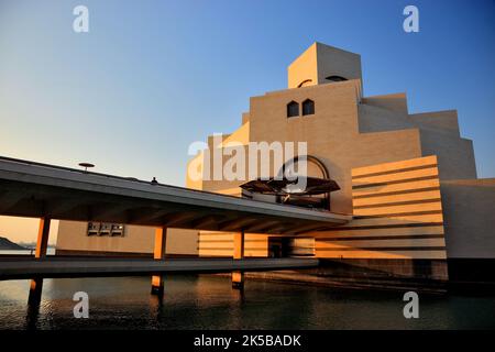 Museum für islamische Kunst, gilt als bedeutenstes Museum für islamische Kunst in Arabien, Wahrzeichen der Stadt Doha, Katar, Katar Stockfoto