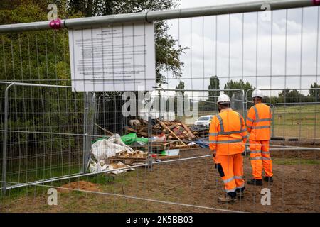 Runnymede, Großbritannien. 5.. September 2022. Sicherheitskräfte überwachen den Ort eines unterirdischen Tunnelprotesten gegen das Southampton to London Pipeline Project von Esso Petroleum Ltd durch den Umweltaktivisten Scott Breen. Herr Breen räumte das Gelände freiwillig, nachdem der Oberste Gerichtshof Esso eine vorläufige Anordnung erteilt hatte, um zu verhindern, dass Demonstranten die Bauarbeiten an der 90km-Luftfahrt-Kraftstoffleitung zwischen Hampshire und dem Terminallager des Ölkonzerns in der Nähe des Flughafens Heathrow unterbrechen. Kredit: Mark Kerrison/Alamy Live Nachrichten Stockfoto