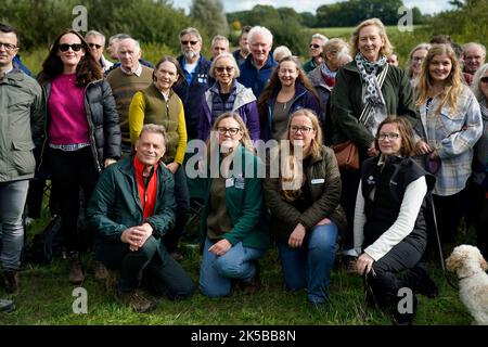 Der Naturschützer Chris Packham (vorne links), tritt der Geschäftsführerin von Hampshire & Isle of Wight Wildlife Trust, Debbie Tann (2. links), und der Geschäftsführerin von RSPB, Emma Marsh (2. rechts), bei einem Gespräch über die Natur im Bassetts Mead Country Park, in der Nähe von Hook in Hampshire, bei. Der Wahlkreis des Umweltministers Ranil Jayawardena. Bilddatum: Freitag, 7. Oktober 2022. Stockfoto