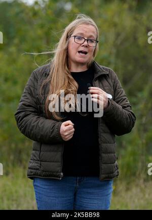 Emma Marsh, Executive Director von RSPB, hält eine Rede vor den Unterstützern von Wildtieren während eines Gesprächs über die Natur im Bassetts Mead Country Park in der Nähe von Hook in Hampshire, dem Wahlkreis von Umweltminister Ranil Jayawardena. Bilddatum: Freitag, 7. Oktober 2022. Stockfoto