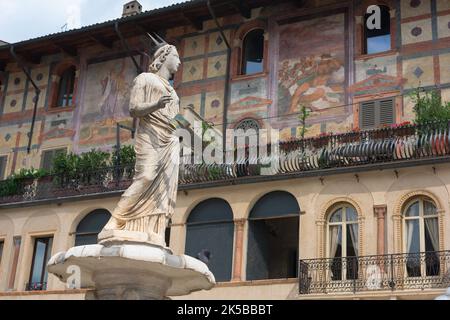 Casa Mazzanti Verona, Ansicht von Fresken aus dem 16.. Jahrhundert an der Außenseite der Casa Mazzanti mit der Statue Fontana Madonna Verona unten, Italien Stockfoto