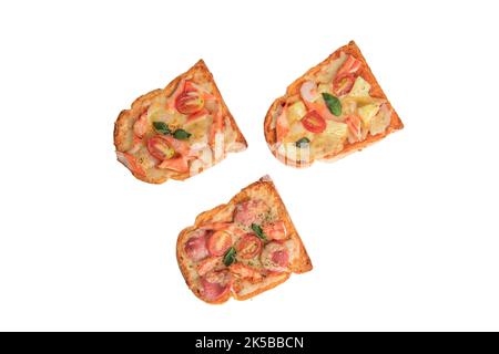 Pizzabrot mit Garnelen, Krabbenstäbchen, Tomaten, Käse in einem Holztablett mit Sauce Draufsicht auf weißem Hintergrund isoliert Clipping Pfad gekrönt Stockfoto