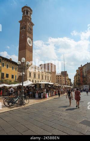 Verona Piazza delle Erbe, Blick im Sommer auf die Piazza delle Erbe und den Torre dei Lamberti im historischen Zentrum von Verona, Italien. Stockfoto