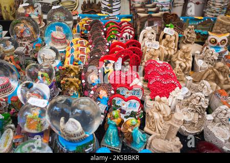 Verona Markt, Blick auf bunte Souvenirs auf einem Stand auf der Piazza delle Erbe, die die Attraktionen von Verona, Verona Italien Stockfoto