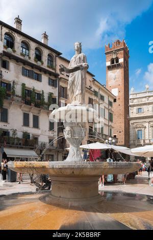 Piazza delle Erbe, Blick auf die Fontana Madonna Verona auf der Piazza delle Erbe im historischen Zentrum von Verona, Italien. Stockfoto