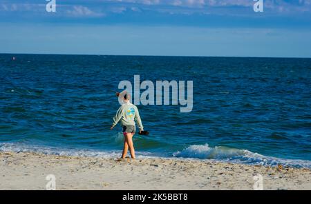 Nach 5pm zu Fuß auf Seagull Beach Stockfoto