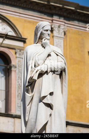 Dante-Statue, Ansicht einer Statue des italienischen Renaissance-Dichters Dante Alighieri auf der Piazza dei Signori im historischen Zentrum von Verona Italien Stockfoto