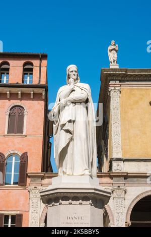 Dante-Statue, Ansicht einer Statue des italienischen Renaissance-Dichters Dante Alighieri auf der Piazza dei Signori im historischen Zentrum von Verona Italien Stockfoto