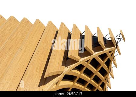 Nahaufnahme einer modernen Architektur aus verleimtem Schichtholz (Holz), isoliert auf weißem Hintergrund, Fotografie. Stockfoto