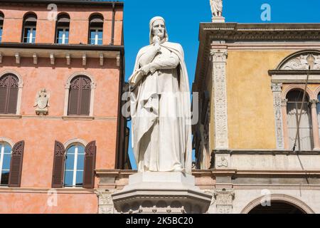 Dante-Statue, Ansicht einer Statue des italienischen Renaissance-Dichters Dante Alighieri auf der Piazza dei Signori im historischen Zentrum von Verona Italien Stockfoto