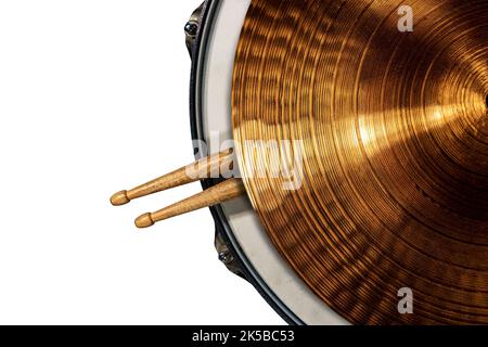 Nahaufnahme einer goldfarbenen Zimbel auf einer Snare-Trommel mit zwei hölzernen Drumsticks, isoliert auf weißem Hintergrund. Schlaginstrument. Stockfoto