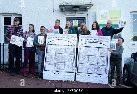 Umweltschützer Chris Packham (4. links), CEO von Hampshire und Isle of Wight Wildlife Trust, Debbie Tann (Mitte), Und Emma Marsh, Executive Director von RSPB (4. rechts), bringt gemeinsam mit den Unterstützern von Wildtieren Kunstwerke, die während eines Gesprächs über die Natur im Bassetts Mead Country Park entstanden sind, an das Wahlkreisbüro von Umweltminister Ranil Jayawardena in Odiham, Hampshire. Bilddatum: Freitag, 7. Oktober 2022. Stockfoto