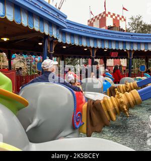 Orlando, FL USA - 21. Dezember 2019: Dumbo, der fliegende Elefantenritt im Magic Kingdom in Disney World Orlando, Florida. Stockfoto