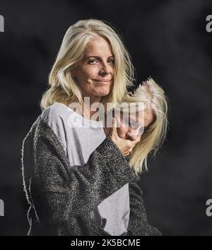 Depression, bipolare Maske und Frau mit psychischen Problemen vor einem schwarzen Mockup Studio Hintergrund. Gesicht Porträt einer reifen Person mit Fassade Stockfoto