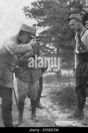 „Sur le Front; Le General de Langle de Cary goute le „jus““, 1915. Aus "Collection de la Guerre IV. L'Illustration Tome CXLVII. La Guerre Janvier, Fevrier, Mars, Avril, Mai, Juin 1916“. Stockfoto