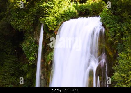 September 30. 2022, Marmore , Provinz Terni , Italien, berühmter italienischer Wasserfall „Cascate delle Marmore“ Stockfoto