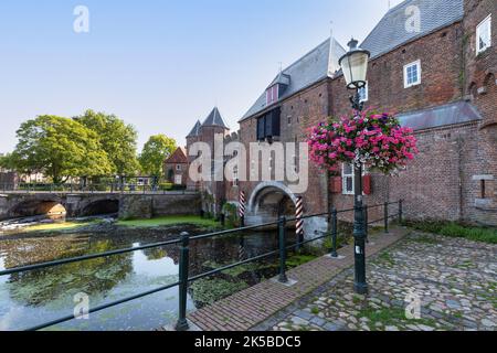 Historisches Land- und Wassertor de Koppelpoort in der mittelalterlichen Stadt Amersfoort in den Niederlanden. Stockfoto