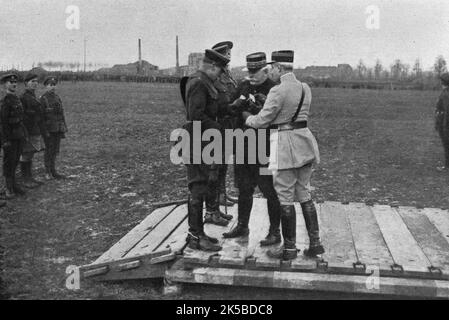 'Le General Joffre sur les Fronts Anglais et Francais; le successeur marechal French, Sir Douglas Haig, Commandant en Chef des Forces britanniques, recoit la Plaque de Grand croix de la Legion d'Honneur', 1916. Aus "Collection de la Guerre IV. L'Illustration Tome CXLVII. La Guerre Janvier, Fevrier, Mars, Avril, Mai, Juin 1916“. Stockfoto