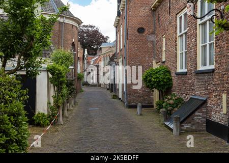 Straße im alten mittelalterlichen Zentrum der holländischen mittelgroßen historischen Stadt Amersfoort. Stockfoto