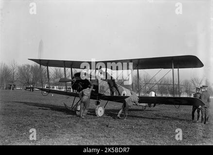 Alliierte Flugzeuge - Demonstration auf dem Polo-Gelände; Col. Charles E. Lee, britischer Flieger, mit Avro-Trainingsflugzeug, entworfen von A.V. Roe of England, 1917. Stockfoto