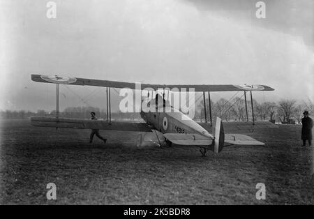 Alliierte Flugzeuge - Demonstration auf dem Polo-Gelände; Col. Charles E. Lee, britischer Flieger, mit Avro-Trainingsflugzeug, entworfen von A.V. Roe of England, 1917. Stockfoto