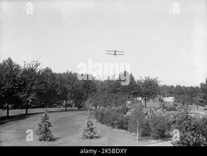 Alliierte Flugzeuge - Demonstration Auf Dem Polo-Gelände; Frühes Amerikanisches Thomas-Morse-Flugzeug, 1917. Luftfahrt im Ersten Weltkrieg, USA. Der Thomas-Morse S-4 Scout biplane Advanced Trainer, betrieben von der US Army und der US Navy. Mit dem Spitznamen „Tommy“ wurde es zum bevorzugten einsitzigen Trainingsflugzeug. Stockfoto