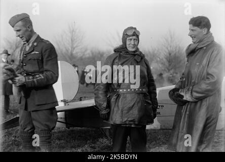 Alliierte Flugzeuge - Demonstration auf dem Polo-Gelände; Col. Charles E. Lee, British Aviator, mit Senator New, 1917. Colonel Lee (rechts) mit dem US-Senator Harry Stewart New, der im August 1919 Gesetze einführte, die eine unabhängige US-Luftwaffe vorschlugen. Stockfoto