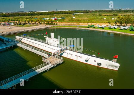 Das alte U-Boot Changcheng 280 der Marine der Volksbefreiungsarmee, ein stillgelegtes Schiff vom Typ 033 (Romeo) in Oriental Land, Qingpu District, Shanghai, C Stockfoto