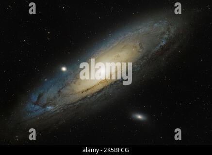 Die Andromeda-Galaxie (NGC 224) im Sternbild Andromeda und ihre 2 kleineren Satellitengalaxien. Fotografiert aus Großbritannien Stockfoto