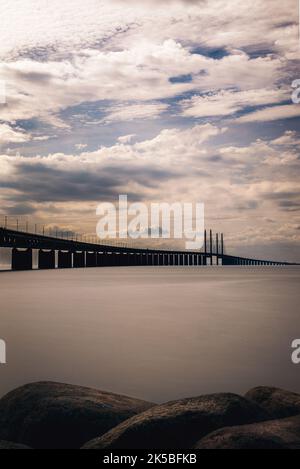 Eine schöne Aufnahme der Öresund-Brücke über das Meer unter einem Sonnenuntergangshimmel - geeignet für eine Tapete Stockfoto