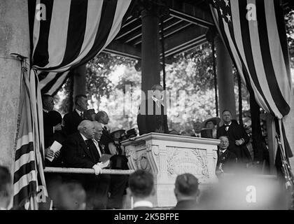 Präsident Wilson Spricht, Memorial Day, Arlington National Cemetery, 1917. US-Präsident Woodrow Wilson. Die Inschrift lautet: 'E Pluribus Unum', (von vielen, eins), Motto der Vereinigten Staaten. Edith Wilson und Daniels auf der rechten Seite. Stockfoto