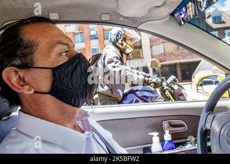 Bogota Kolumbien, Avenida Carrera 7 Taxifahrer fahren, Mann Männer männlich, innen Fahrzeug Auto, Motorrad Fahrer vorbei, Gesichtsmaske Masken trägt Stockfoto