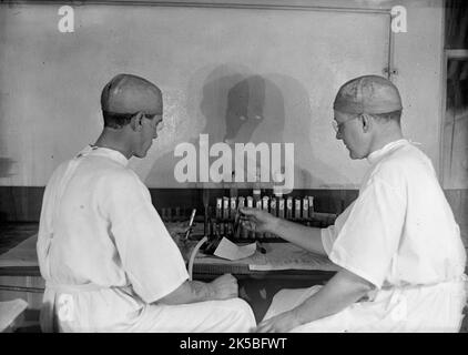 Army, U.S. Army Medical School; Typhus-Impfstoff, 1917. Stockfoto