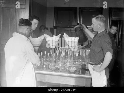 Army, U.S. Army Medical School; Typhus-Impfstoff, 1917. Stockfoto