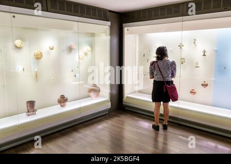 Bogota Kolumbien, Santa Fe Museo del Oro innen, Gold Museum Galerie zeigen sichere Vitrinen präkolumbianischen indigenen Kulturen Gold heilig Stockfoto