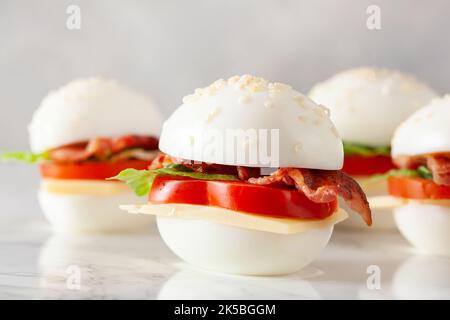 blt Ei Sandwich mit Käse Speck Salat. Gesunde Keto Low Carb Diät Stockfoto